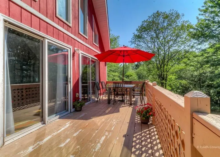 Beautiful Chalet With Hot Tub & Sauna In Poconos