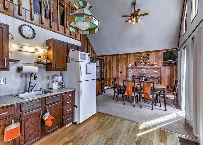 Beautiful Chalet With Hot Tub & Sauna In Poconos