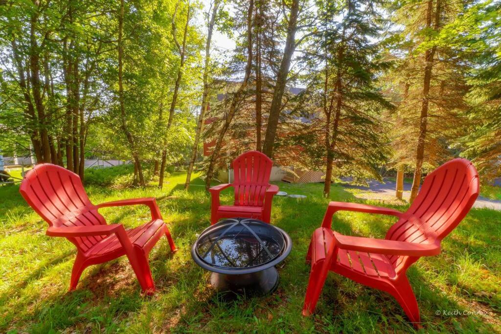 Beautiful With Hot Tub & Sauna In Poconos Chalet Long Pond