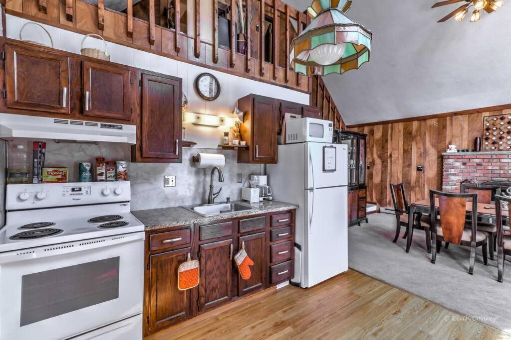 Beautiful With Hot Tub & Sauna In Poconos Chalet Long Pond