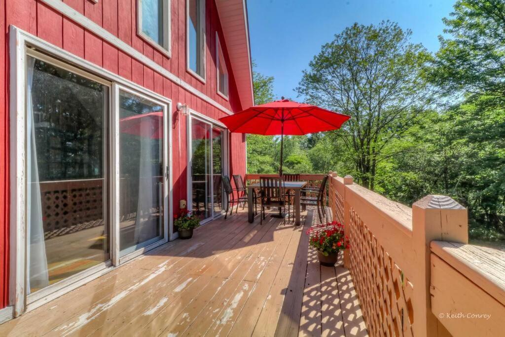 Beautiful With Hot Tub & Sauna In Poconos Chalet