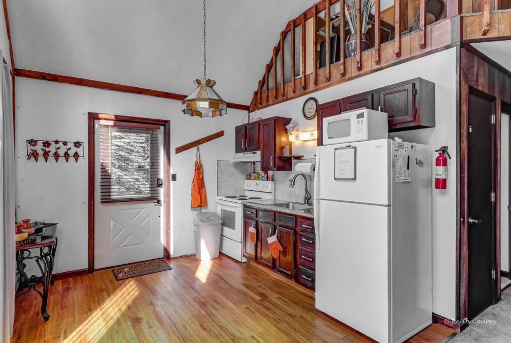 Beautiful With Hot Tub & Sauna In Poconos Chalet